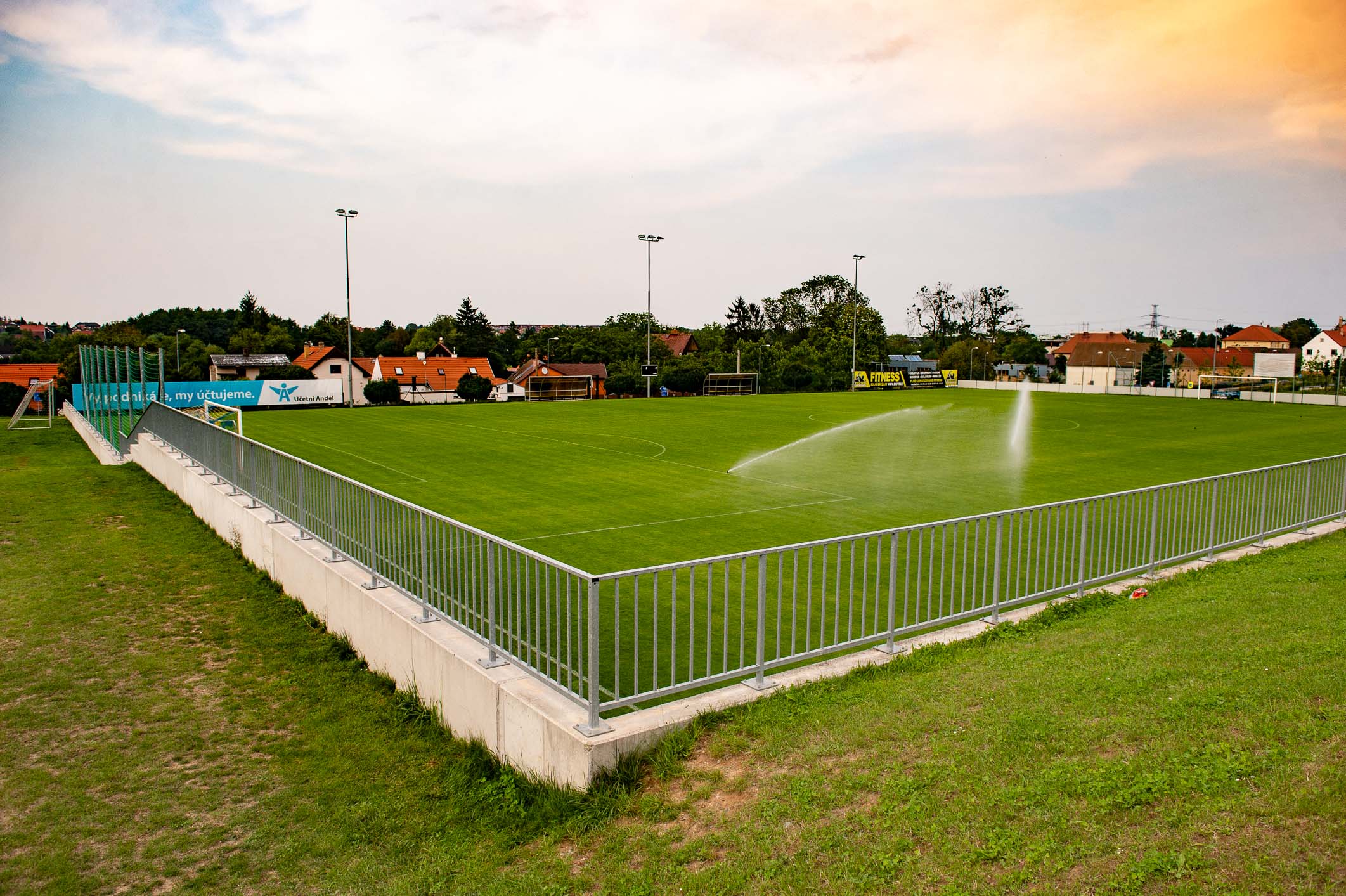 Realizacované fotbalové hřiště- pohled na opěrné stěny, foto 2019 Martin Kabát