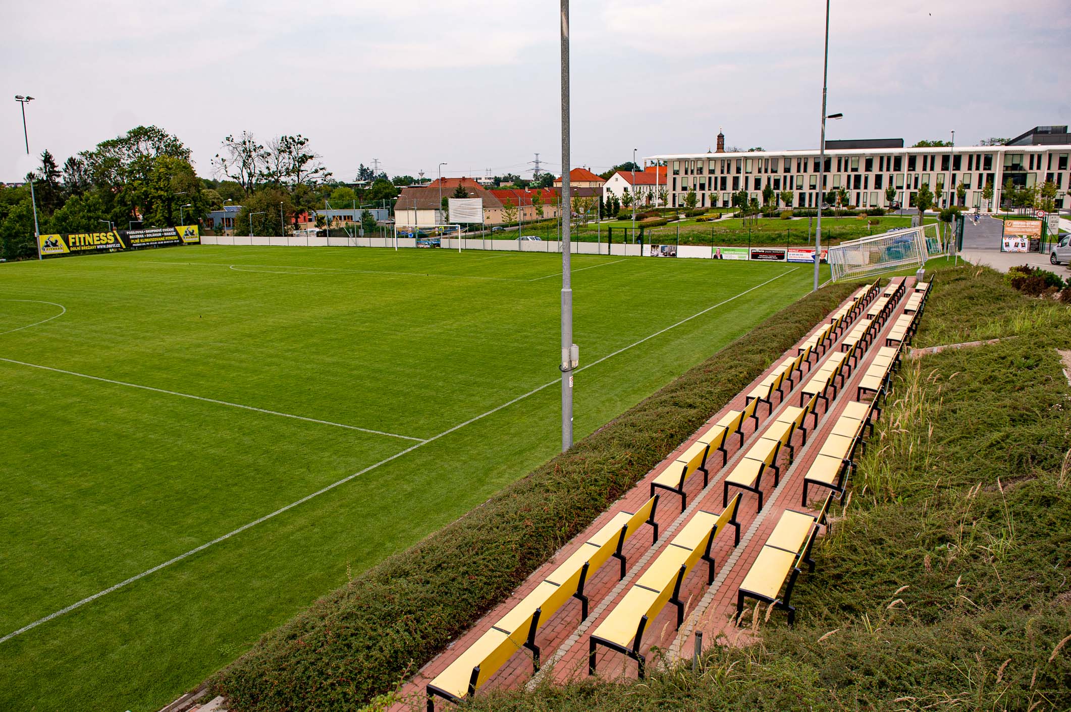 Realizacované fotbalové hřiště- pohled na sezení ve svahu, foto 2019 Martin Kabát