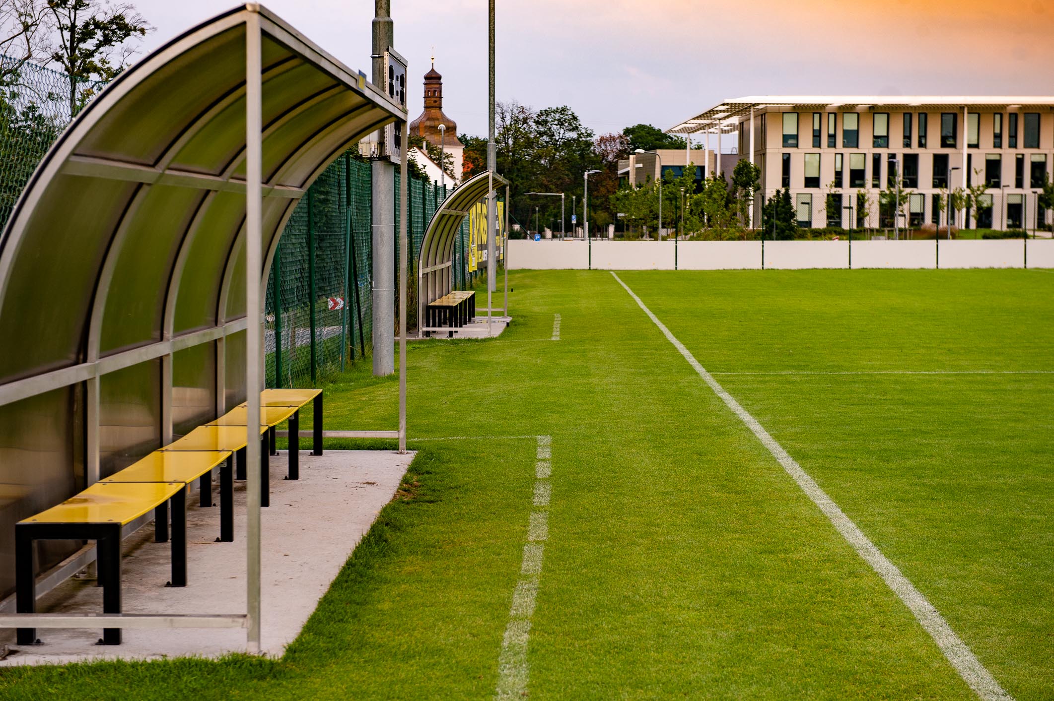 Realizacované fotbalové hřiště- pohled na střídačky, foto 2019 Martin Kabát